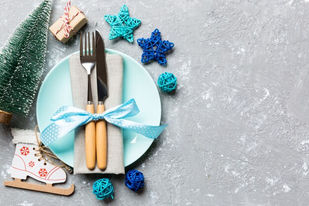 Composition de vacances du dîner de Noël sur une surface de ciment.