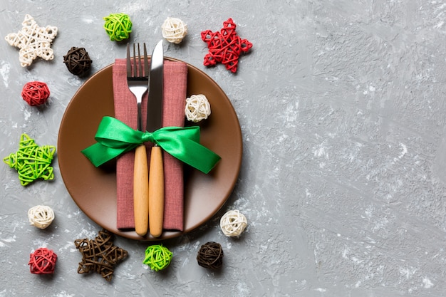 Composition de vacances du dîner de Noël sur une surface de ciment.