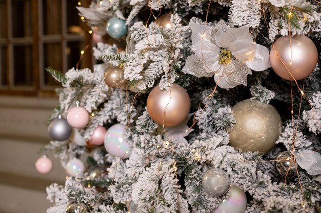 Composition de vacances d'hiver sapin de noël branches de sapin boules d'argent ornements pastel rose noël