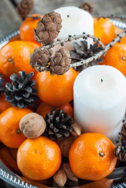 Composition de vacances avec mandarines, pomme de pin