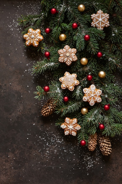 Composition de vacances de Noël avec des branches de sapin, des cônes, du pain d'épice et un décor de Noël