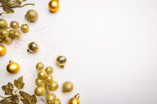 Composition de vacances de Noël avec des décorations en or sur fond blanc avec espace de copie