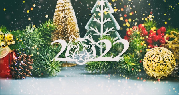 Composition de vacances de Noël sur fond de bois blanc avec espace de copie pour votre texte, fond de Noël avec décorations