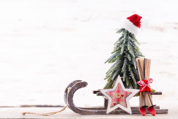 Composition de vacances de Noël sur fond en bois. Décoration d'arbre de Noël et espace de copie pour votre texte.