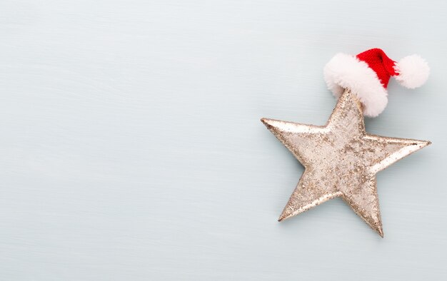 Composition de vacances de Noël sur fond en bois. Décoration d'arbre de Noël et espace de copie pour votre texte.