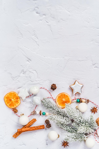 Composition de vacances de Noël sur fond de ciment blanc avec décoration d'arbre de Noël