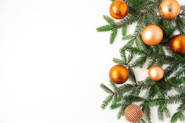 Composition de vacances de Noël nouvel an. Boules de boules de Noël colorées et branches de sapin sur blanc