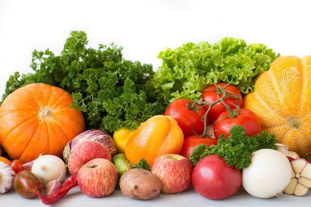 Composition avec une variété de fruits et légumes frais vue de dessus.