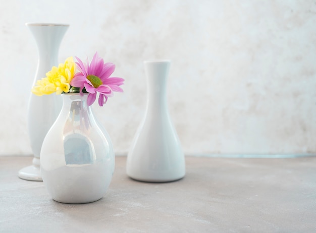 Composition de vase posé sur le bureau