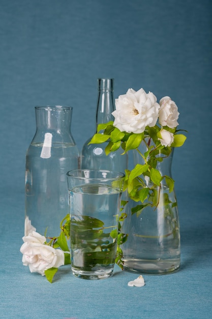 composition de vase en verre combinée avec des roses blanches