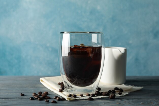 Composition avec verre de café glacé sur bois