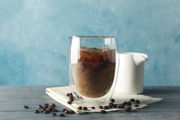 Composition avec verre de café glacé sur fond en bois