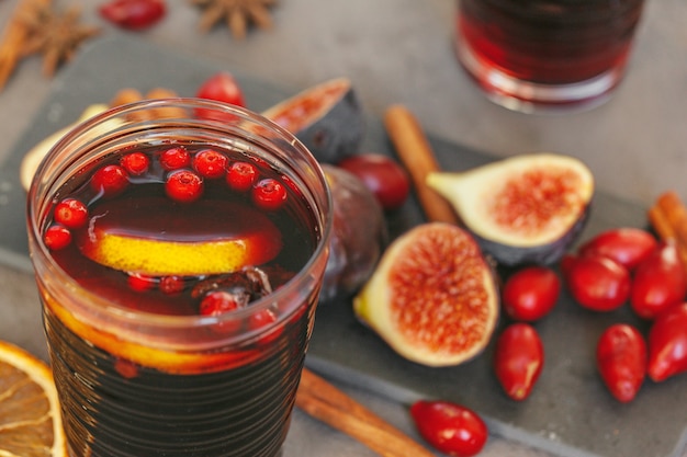 Composition avec verre de vin brillant sur table close up