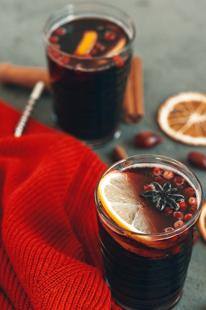 Photo composition avec verre de vin brillant sur la table se bouchent