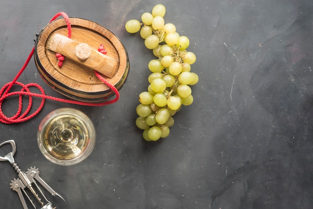 Composition Avec Verres Et Bouteilles De Vin Différent Sur Table En Bois