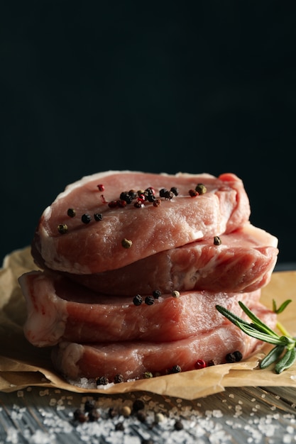 Composition avec viande crue pour steak et épices sur table en bois