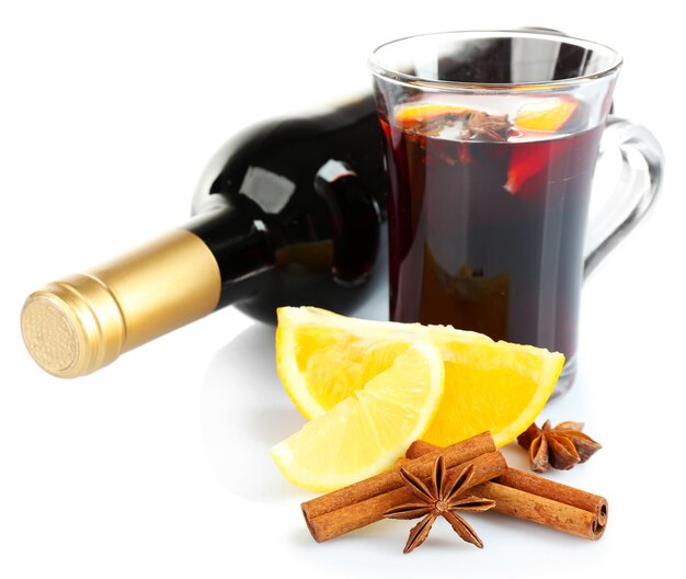 Composition de vin chaud et d'agrumes isolé sur fond blanc