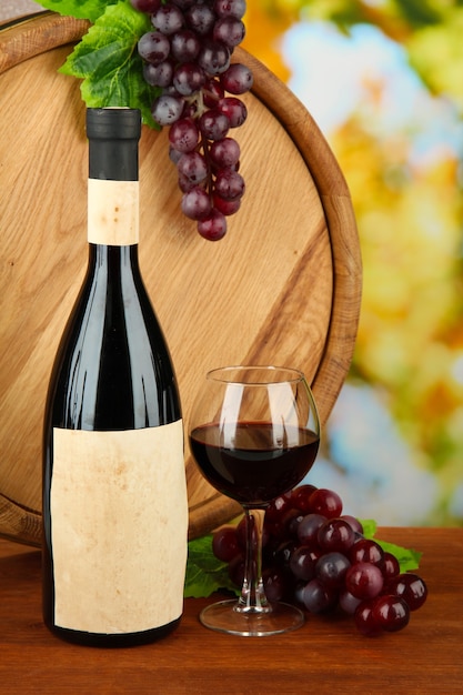 Composition de vin, de tonneau en bois et de raisin, sur fond clair