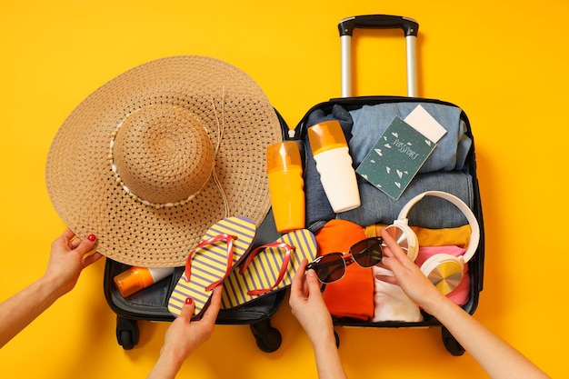 Composition de voyages et de vacances avec valise