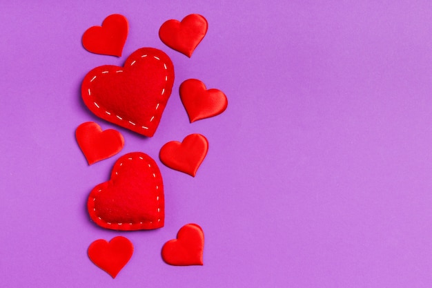 Composition vue de dessus des coeurs rouges sur la table. Concept de relation romantique. Saint Valentin