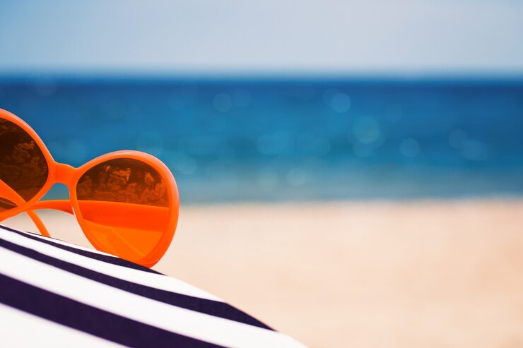 Photo compositions d'été avec des lunettes de soleil bleues
