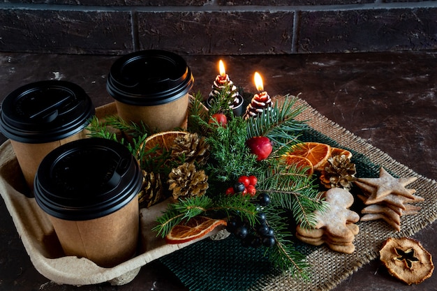 Compositions De Noël Et Du Nouvel An Sur Fond Marron, Cônes De Café De Pain D'épice D'épinette