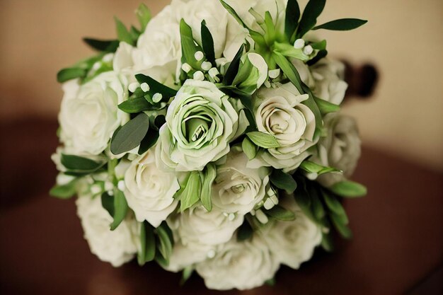 Compositions romantiques de roses blanches pour mariage ou bouquet de mariées