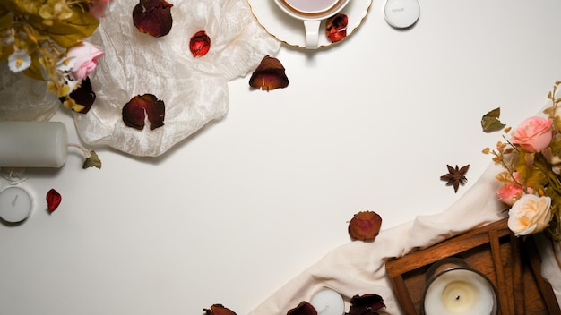 Compositions de roses rouges avec des décorations sur fond blanc Vue de dessus de l'espace de travail féminin