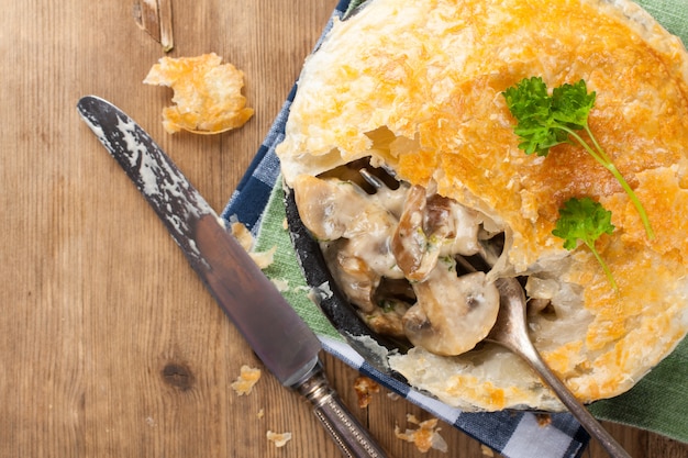 Compote de champignons sous une pâte feuilletée.