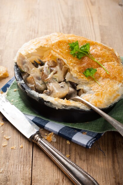 Compote de champignons sous une pâte feuilletée.