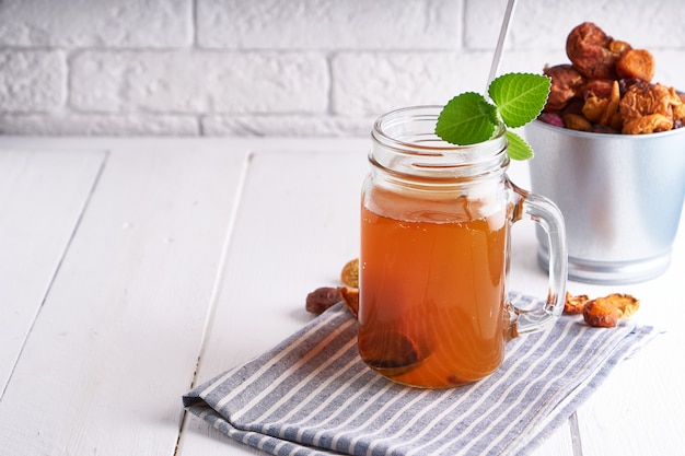 Compote de fruits secs maison dans un pot sur une table lumineuse.