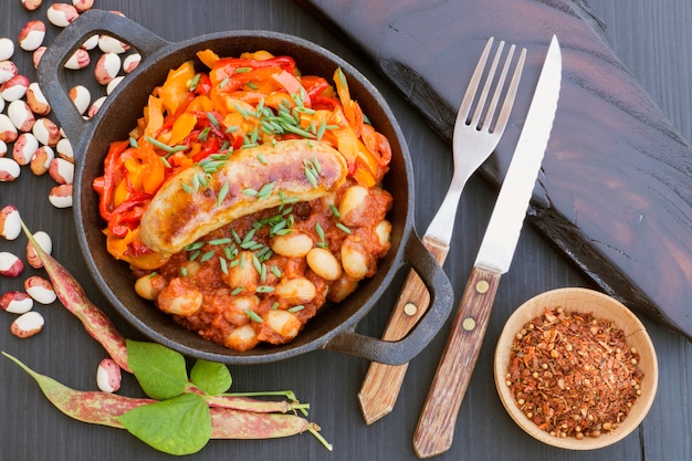 Compote de haricots avec des légumes et des saucisses