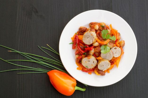 Compote de haricots avec des légumes et des saucisses