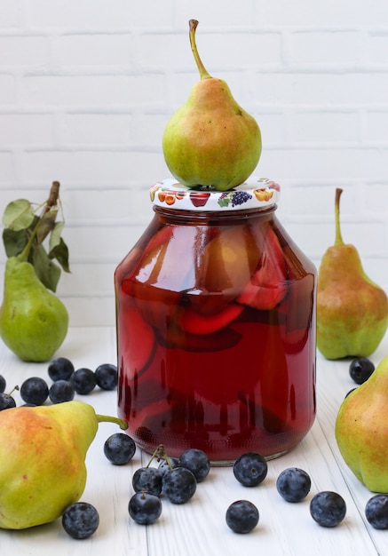 Compote de poires et d'épine noire dans un bocal