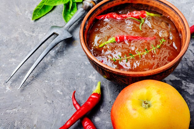 Compote de pommes au chili et aux herbes. Sauce pour viande ou poisson