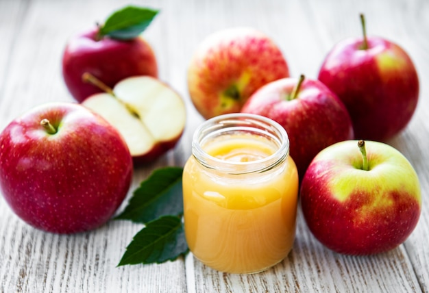 Compote de pommes en pot de verre