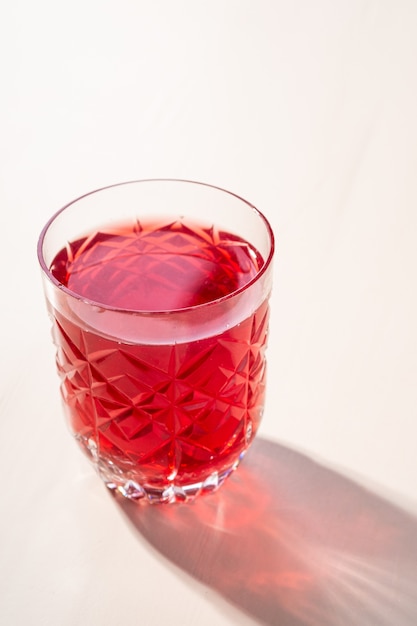 Photo compotée de compote de fruits rouges en verre transparent texturé