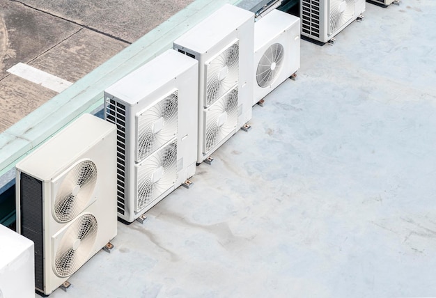 Compresseur d'air sur le toit du bâtiment