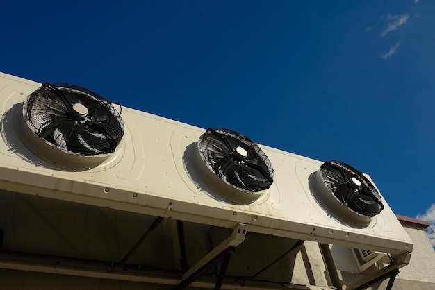 Compresseur de climatisation installé sur le bâtiment