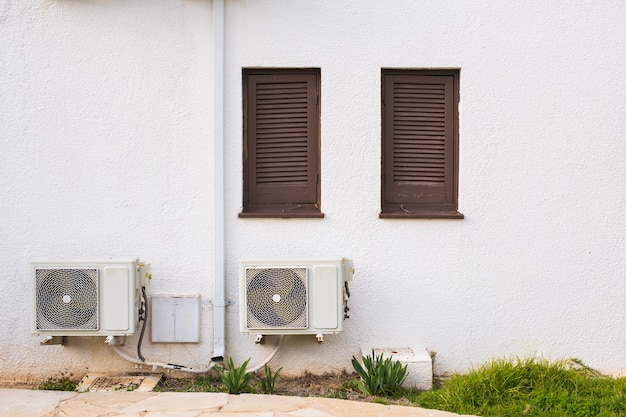 Compresseur De Climatiseur Installé Sur Un Bâtiment.