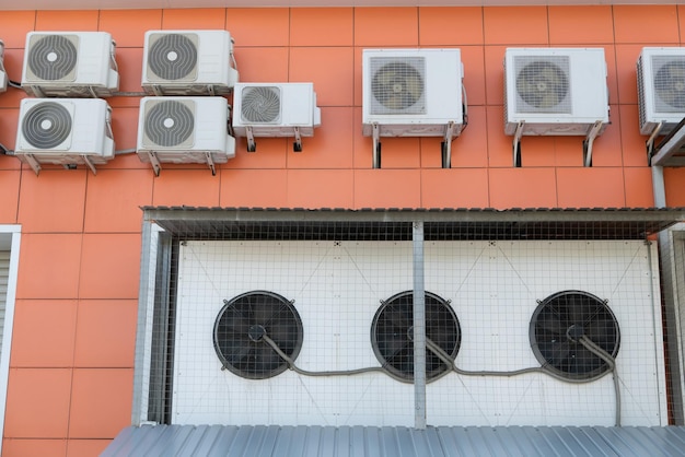 Compresseur de climatiseur installé à l'extérieur du mur orange