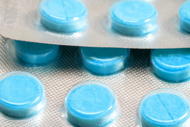 Comprimés bleus dans une plaquette thermoformée. médicaments