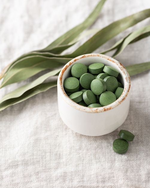 Comprimés de chlorella, concept de superaliments et de désintoxication