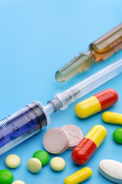 Comprimés colorés, seringue pour injection et ampoules contenant le médicament. Industrie pharmaceutique.