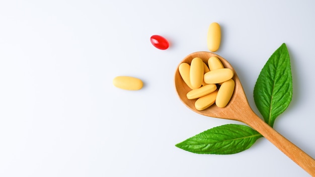 comprimés comprimés, capsules et suppléments vitaminiques biologiques