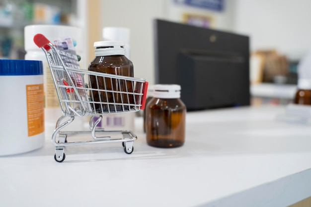 Comprimés dans un petit panier sur la table