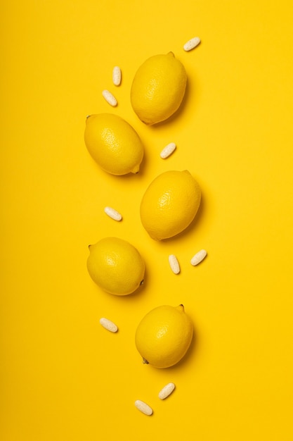 Comprimés et fruits de vitamine C