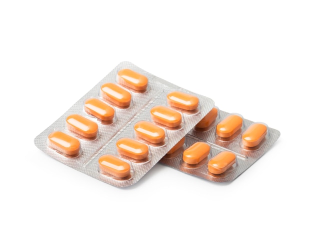 Comprimés orange en pack isolé sur fond blanc