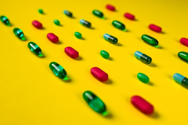Comprimés et pilules disposés dans plusieurs à proximité. Le concept de pharmacologie.