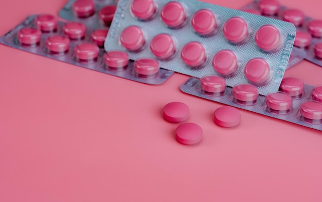 Comprimés roses et blister de pilules sur fond rose Médicament sur ordonnance Vitamines Minéraux